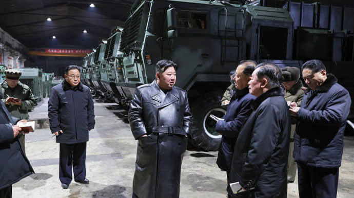 Кім Чен Ин відвідав військові заводи і пригрозив перетворити Південну Корею на попіл