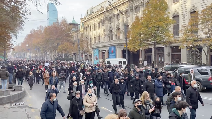 В Тбилиси вышли на протест противники COVID-сертификатов