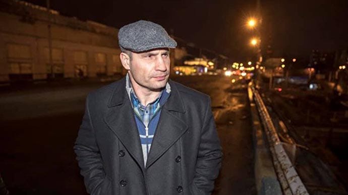 Шулявский мост опять устал: Кличко отреагировал на падение фонарей