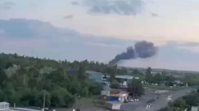 У окупованому Довжанську на Луганщині прогриміли вибухи на складі паливних матеріалів