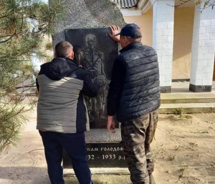 Оккупанты убрали памятники Голодомору на Херсонщине