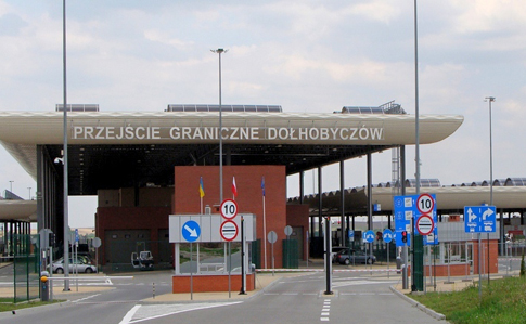 Польские пограничники закрывают пешеходное пересечение границы в Угринове