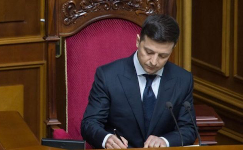 Зеленский подписал закон о штрафах за детей не в автокресле
