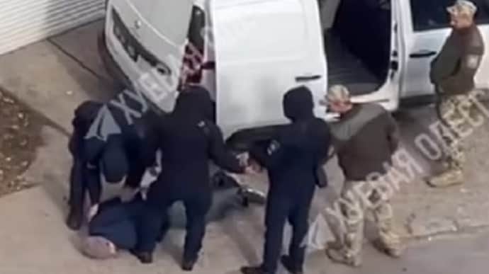 З’явилося відео жорсткого затримання одесита військкоматом на очах у родини: в ТЦК з’ясовують обставини 