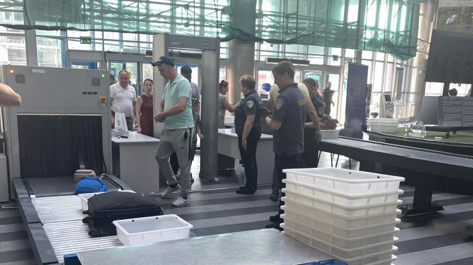 Контроль на вокзале Киева: пассажиров просят приходить заранее, уже находили оружие