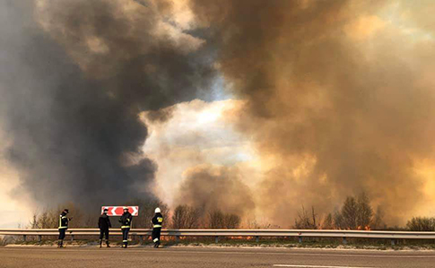 На трассе Киев-Чоп останавливали движение из-за поджога травы