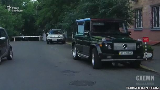 Автівка супроводу та охорона олігарха Ігоря Коломойського біля шлагбауму МВС