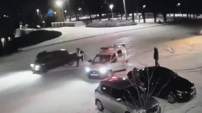 Перегони на льоду: поліція наздоганяла п'яного порушника, який наїхав на патрульного