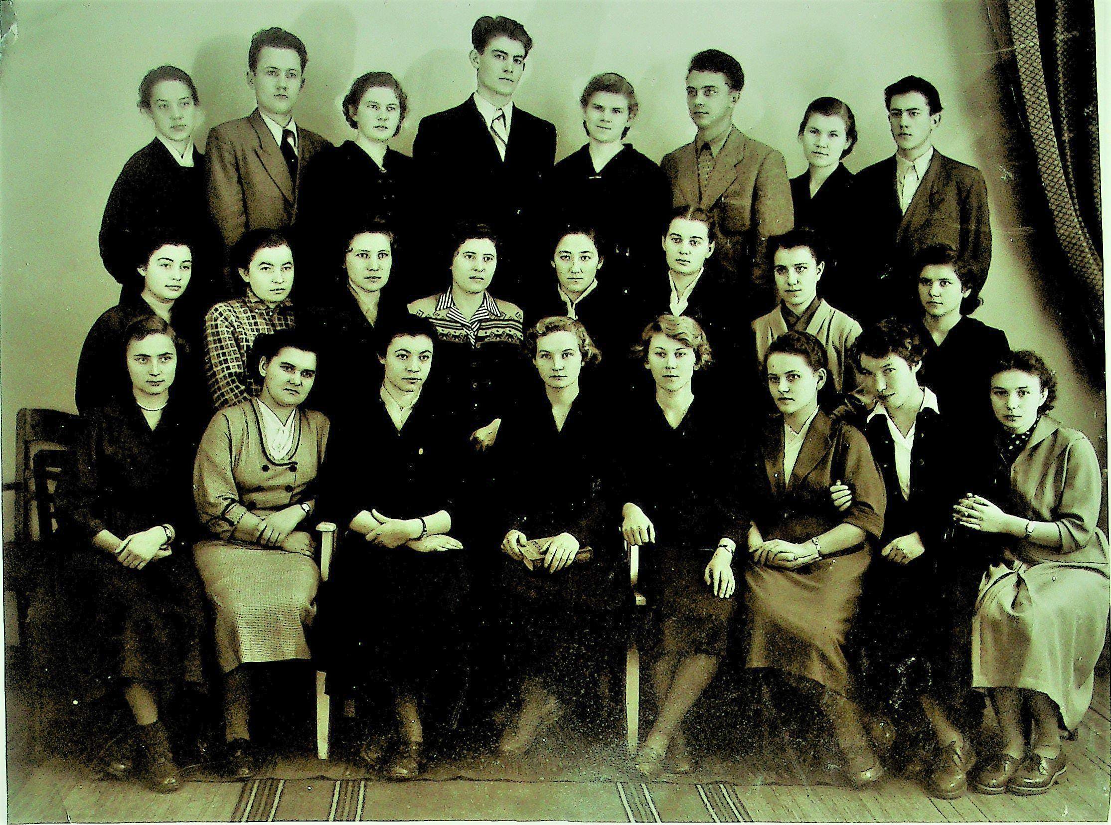 Студент педінституту Василь Стус у Сталіно (верхній ряд, четвертий зліва)