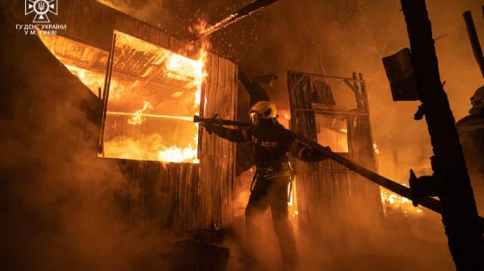 В Дарницком районе Киева горел склад, двое пострадавших