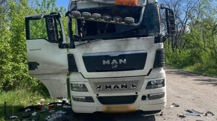 Харківщина: росіяни вдарили FPV-дроном у вантажівку під час руху
