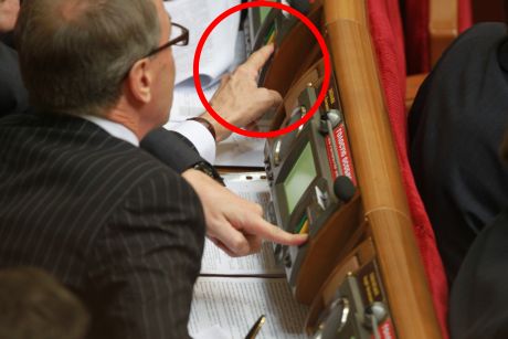 Кириленко голосует за коллегу Павловского с его места. Фото Партии регионов 