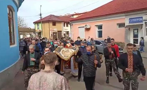 На Львівщині священник влаштував хресну ходу, попри карантин