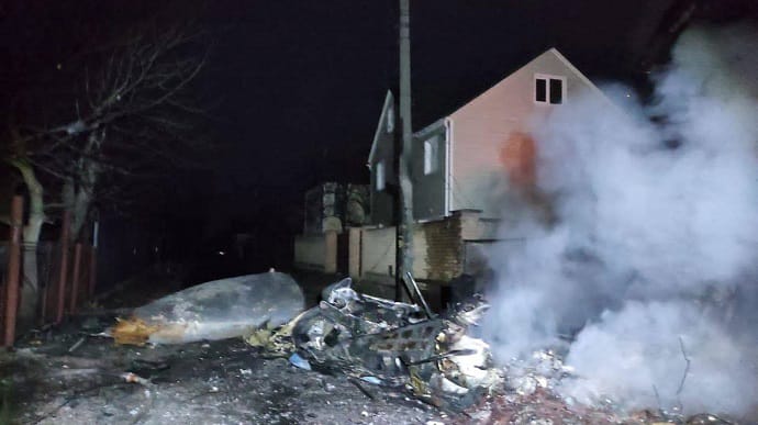 В Киеве загорелся дом, на который упали обломки самолета