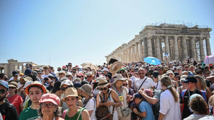 Сильна спека стала причиною тимчасового зачинення Акрополя в Греції