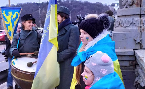 В Киеве берега Днепра соединили живой цепью по случаю Дня Соборности 