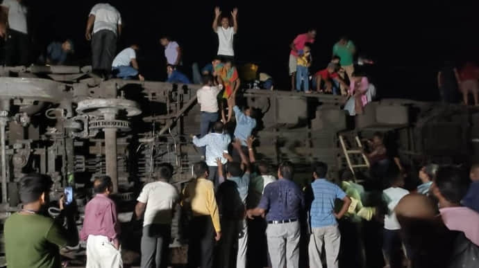 В Индии столкнулись три поезда: количество погибших возросло до 233