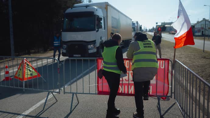Polish farmers completely block freight traffic leaving Ukraine at two checkpoints