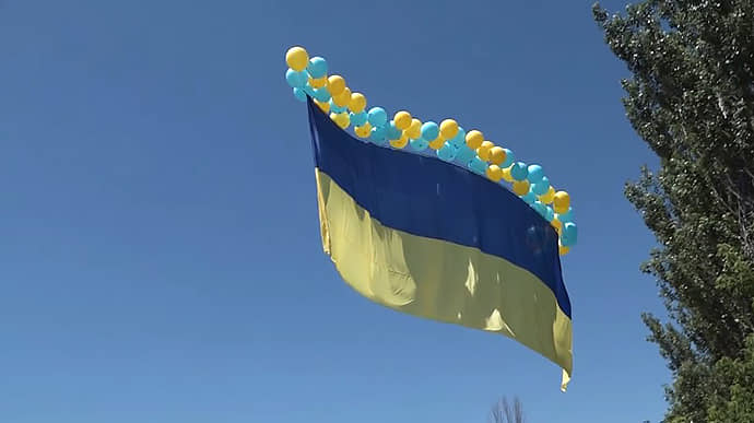 У бік окупованого Донецька запустили 15-метровий прапор України