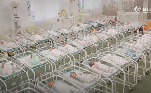 Майже півсотні немовлят, народжених для іноземців, перебувають у готелі Києва