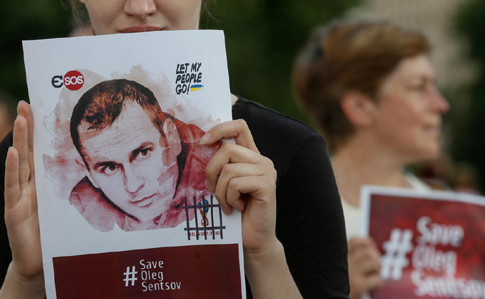 Во Франции десятки деятелей культуры призвали помочь освободить Сенцова