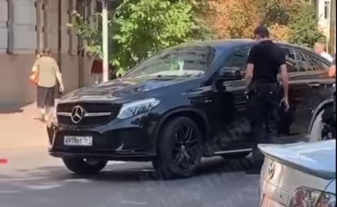 У центрі Києва Mercedes став посеред вулиці: водій – із пляшкою горілки й без тями