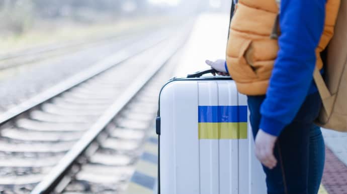 За кордоном через війну майже 5 мільйонів українців: значна частина може не повернутися