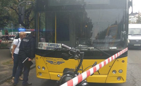 Не поделили дорогу: в Киеве мотоциклист стрелял в водителя автобуса