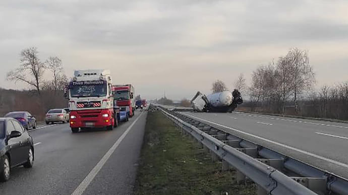 На автошляху Київ-Харків перекинулася вантажівка, рух заблоковано