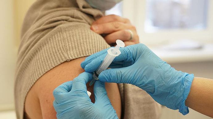 Чому записаних на щеплення в Дії не вакцинують залишковими дозами? Пояснення санлікаря