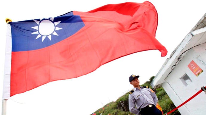 Китай планує возз'єднання з Тайванем, проте острів обіцяє стояти за незалежність