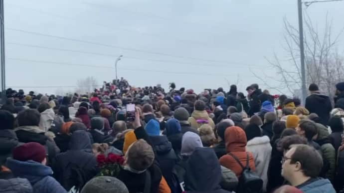 Нет войне і Украинцы хорошие люди: росіяни на похороні Навального вигукували антивоєнні гасла