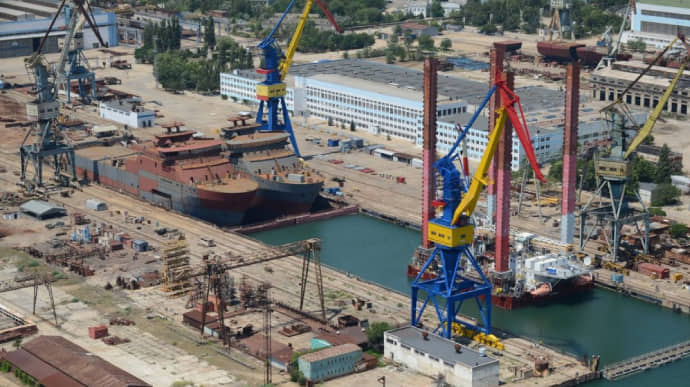 МО Росії підтвердило влучання ЗСУ по кораблю на керченському заводі