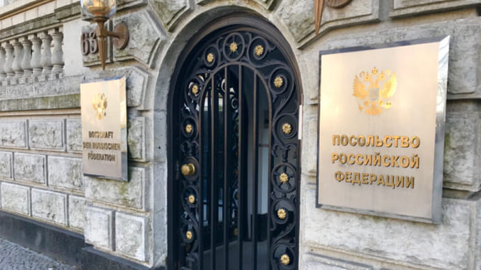 Германия объявила двух сотрудников посольства России персонами нон грата