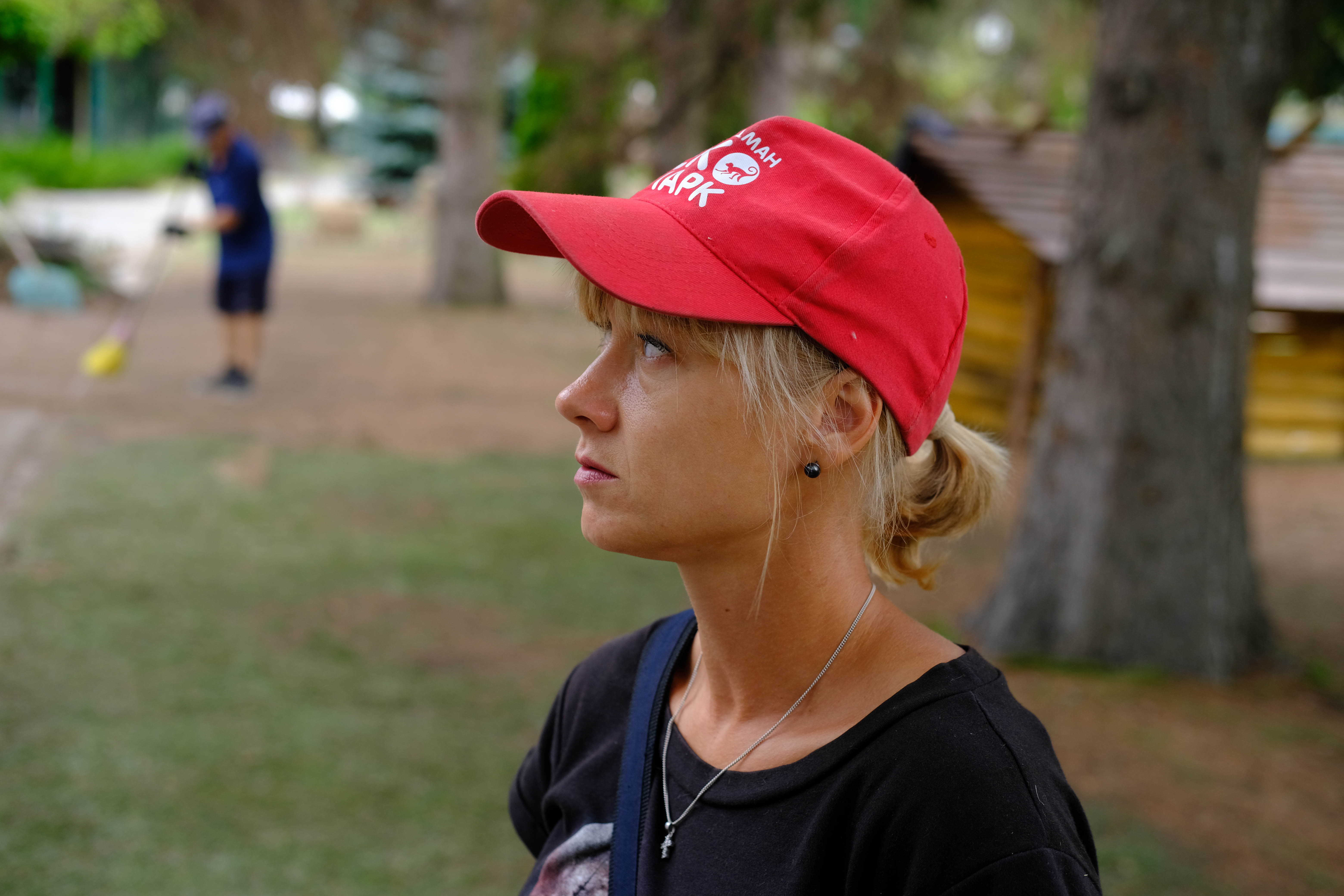 Аліна Манжос-Кирилівська стала волонтеркою екопарку в 2013 році, згодом офіційно працевлаштувалася. Останні два роки була у 