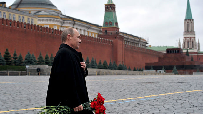 В России непогода оторвала кусок Кремля: отпал зуб