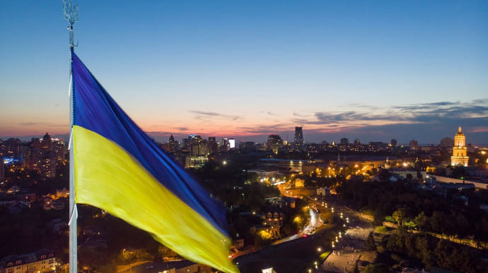 Самый большой флаг Украины опять приспускают