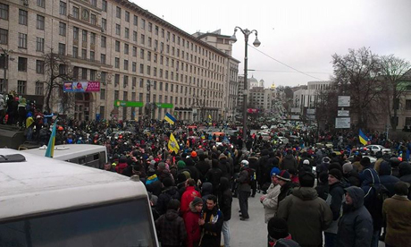 Активісти намагаються потрапити до урядового кварталу. Фото з Facebook Автомайдану