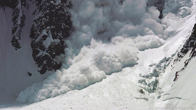 Рятувальники попереджають про сніголавинну небезпеку в Карпатах