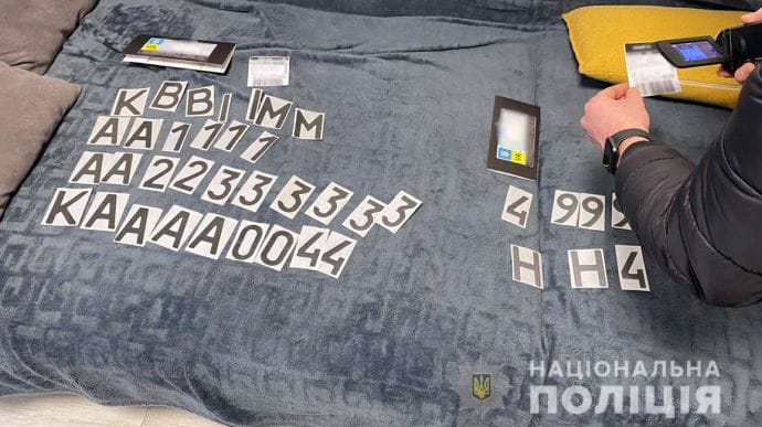 Наноплівки для прикриття номерних знаків: поліція викрила шахрая