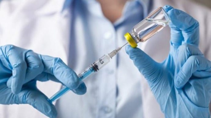 В Британии первую дозу вакцины ввели уже половине взрослого населения