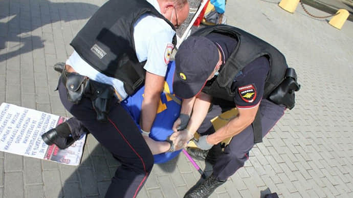 Збив кепку з поліцейського прапором України: у РФ звинувачують активіста