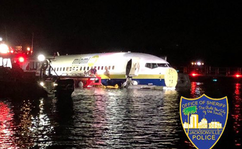 В США самолет со 143 людьми попал в реку, есть пострадавшие