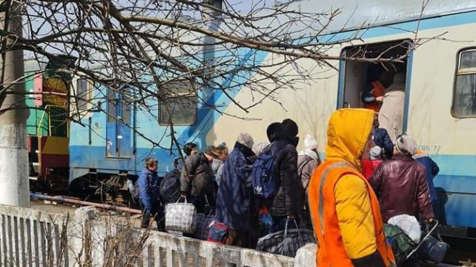 Евакуація на Луганщині: автобус із Лисичанська потрапив під обстріл