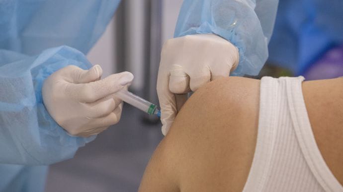 Бустерную вакцину укололи более 100 тысяч украинцев