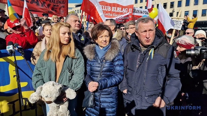 В Варшаве сотни людей призвали Россию перестать стрелять в украинских детей