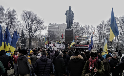 У парку Шевченка мітингують партійці Саакашвілі, чекають на Порошенка 
