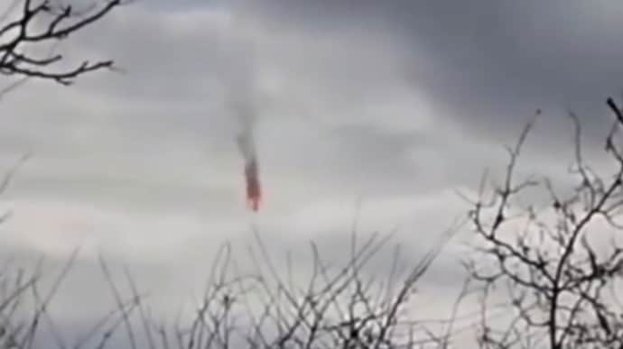 Russian pilot flies his damaged warplane towards village in Luhansk Oblast – video