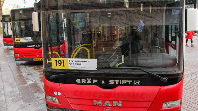 В Києві замість іржавих богданів запустять 29 старих, але добротних автобусів з Німеччини