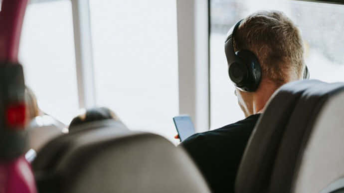 Раді пропонують розглянути законопроєкт про заборону музики без навушників в автобусах